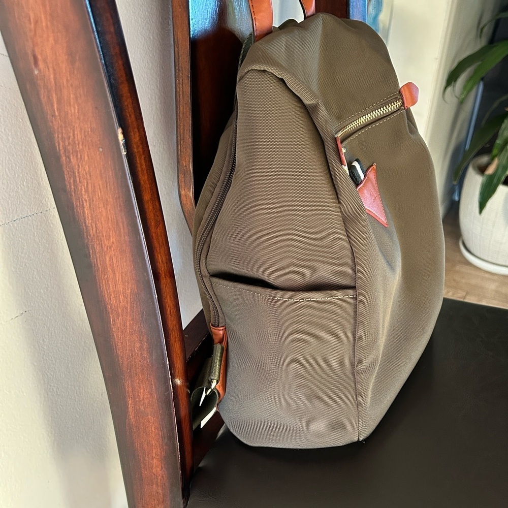 Chic Olive Backpack with Tan Details - Picture 5 of 12